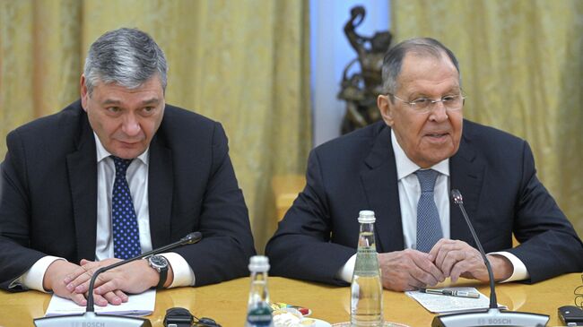 Заместитель министра иностранных дел РФ Андрей Руденко и министр иностранных дел РФ Сергей Лавров на встрече в Москве с министром иностранных дел Китая Ван И. 2 декабря 2025