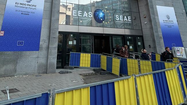 Ограждение у штаб-квартиры дипломатической службы ЕС в Брюсселе. 2 декабря 2025