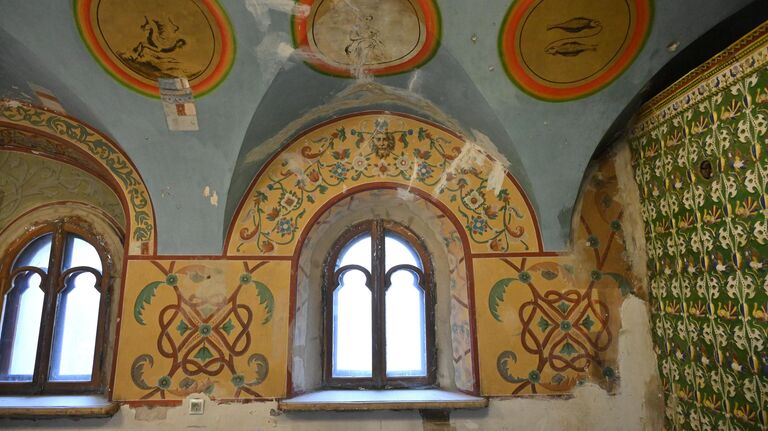 Часть свода с зодиакальными знаками в Правильной палате Печатного двора в Москве