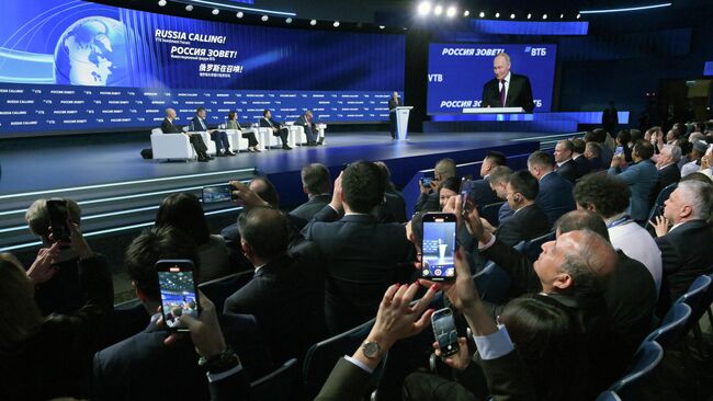 Владимир Путин выступает на форуме ВТБ Россия зовёт
