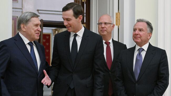 Помощник президента РФ Юрий Ушаков, зять президента США Джаред Кушнер, генеральный директор РФПИ Кирилл Дмитриев и спецпосланник президента США Стивен Уиткофф перед началом встречи с президентом РФ Владимиром Путиным. 2 декабря 2025