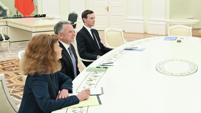 Спецпосланник президента США Стивен Уиткофф и зять президента США Джаред Кушнер во время встречи с президентом РФ Владимиром Путиным