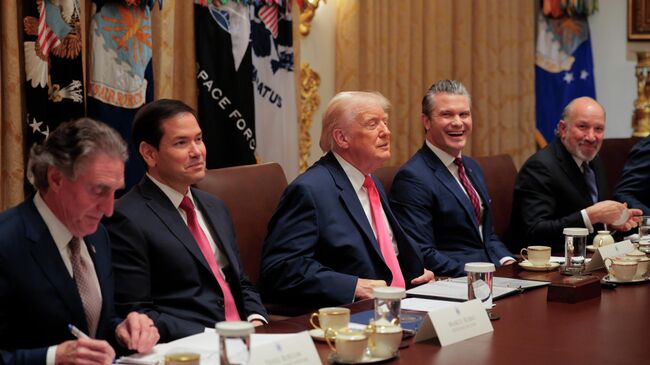 Президент США Дональд Трамп во время заседания своего кабинета в Белом доме. 2 декабря 2025