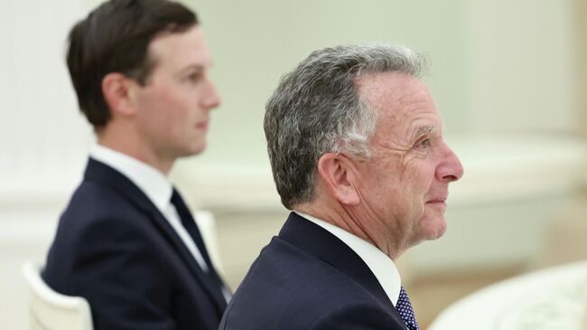 Спецпосланник президента США Стивен Уиткофф и зять президента США Джаред Кушнер во время встречи с президентом РФ Владимиром Путиным