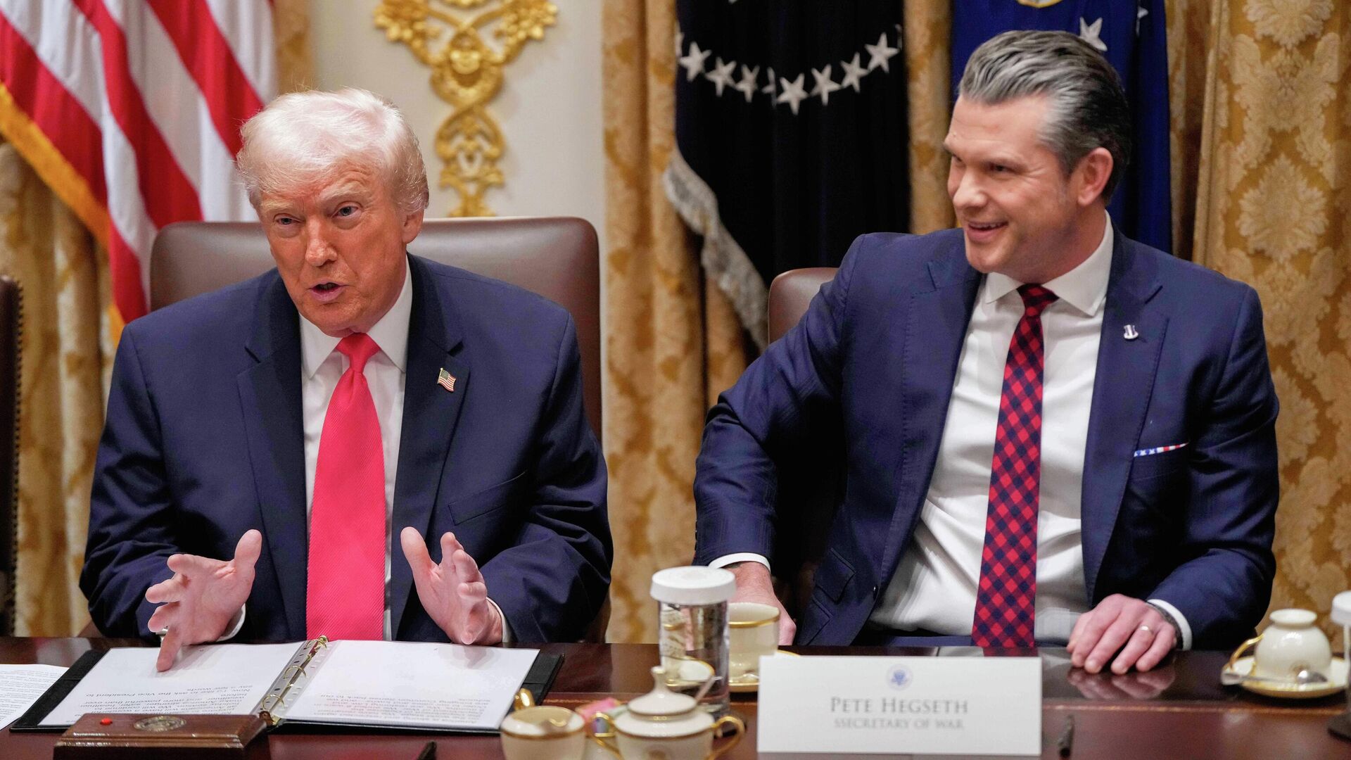 Президент США Дональд Трамп во время заседания кабинета министров в Белом доме - РИА Новости, 1920, 11.12.2025