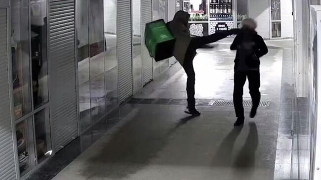 Курьер ударил ногой в лицо пожилую женщину в Новосибирске. Кадр записи камеры видеонаблюдения Курьер ударил ногой в лицо пожилую женщину в Новосибирске. Кадр записи камеры видеонаблюдения