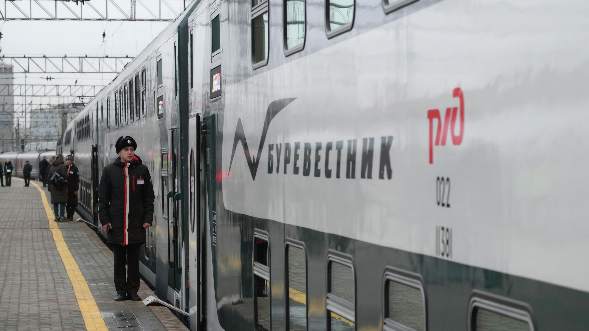 Новый двухэтажный поезд Буревестник на Ярославском вокзале - РИА Новости, 1920, 03.12.2025