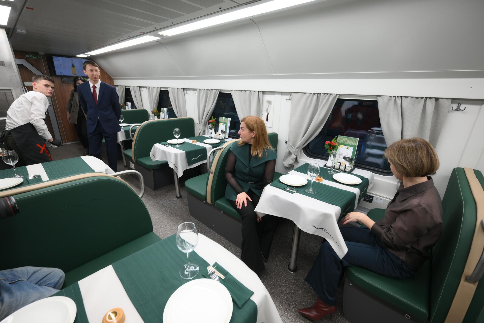 Вагон-ресторан нового двухэтажного поезда Буревестник, следующего по маршруту Москва - Нижний Новгород - РИА Новости, 1920, 03.12.2025