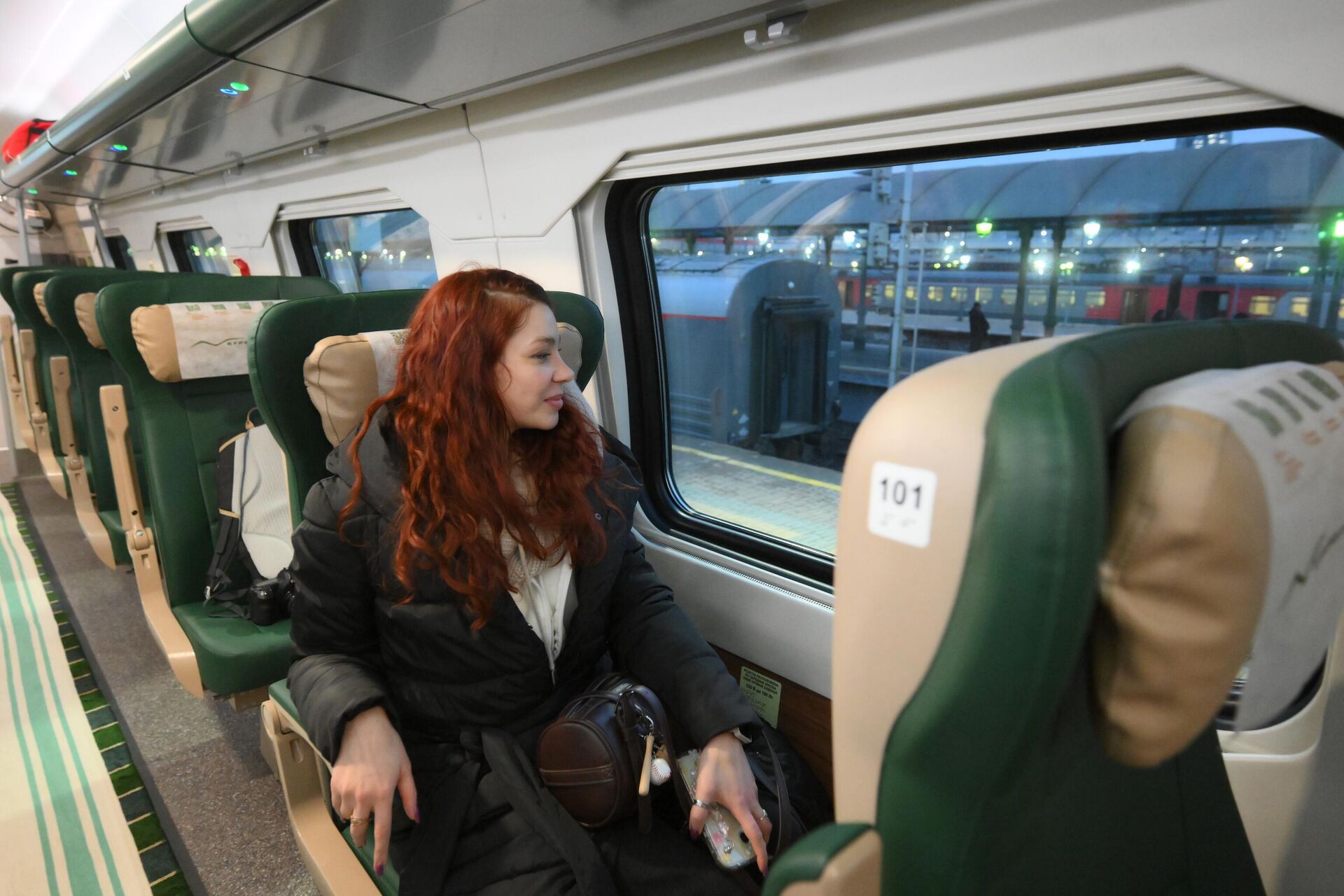 Пассажирка нового двухэтажного поезда Буревестник, следующего по маршруту Москва - Нижний Новгород, на Ярославском вокзале - РИА Новости, 1920, 03.12.2025