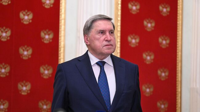  Помощник президента РФ Юрий Ушаков отвечает на вопросы журналистов во время пресс-подхода после встречи президента РФ Владимира Путина и спецпосланника президента США Стивена Уиткоффа