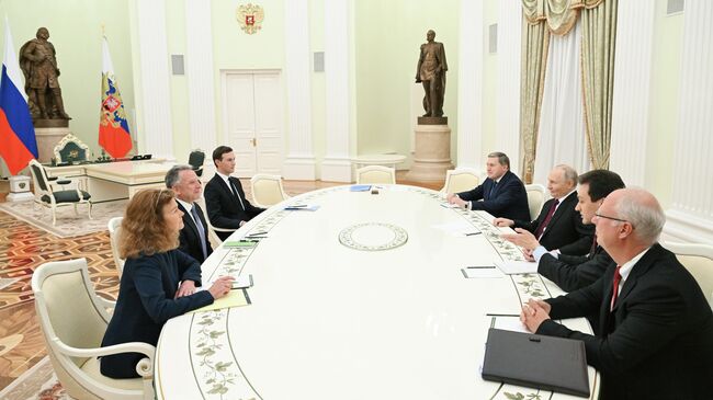 Президент РФ Владимир Путин и спецпосланник президента США Стивен Уиткофф во время встречи