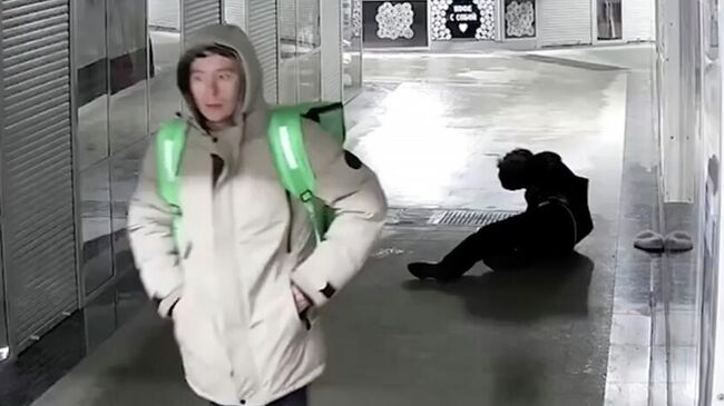 Курьер, ударивший ногой в лицо пожилую женщину в Новосибирске