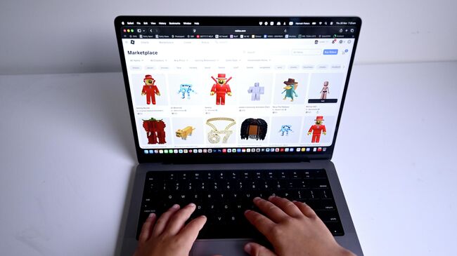 Ребенок играет на платформе Roblox