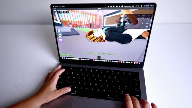 Ребенок играет на платформе Roblox
