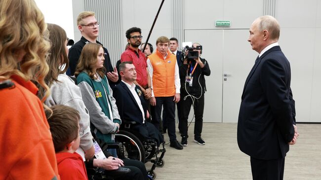 Президент РФ Владимир Путин на встрече с волонтерами на Международном форуме гражданского участия #МЫВМЕСТ