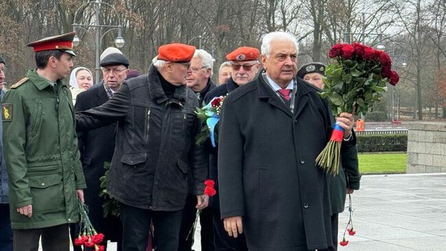 Церемония возложения цветов к мемориалу советским воинам в Тиргартене