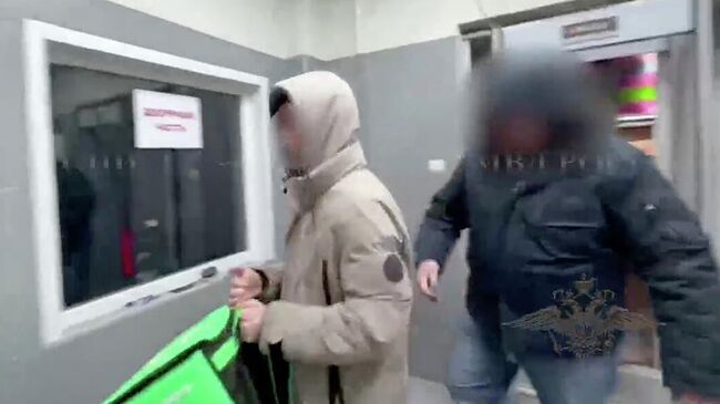 Задержание курьера, ударившего ногой в лицо пожилую женщину в Новосибирске Задержание курьера, ударившего ногой в лицо пожилую женщину в Новосибирске