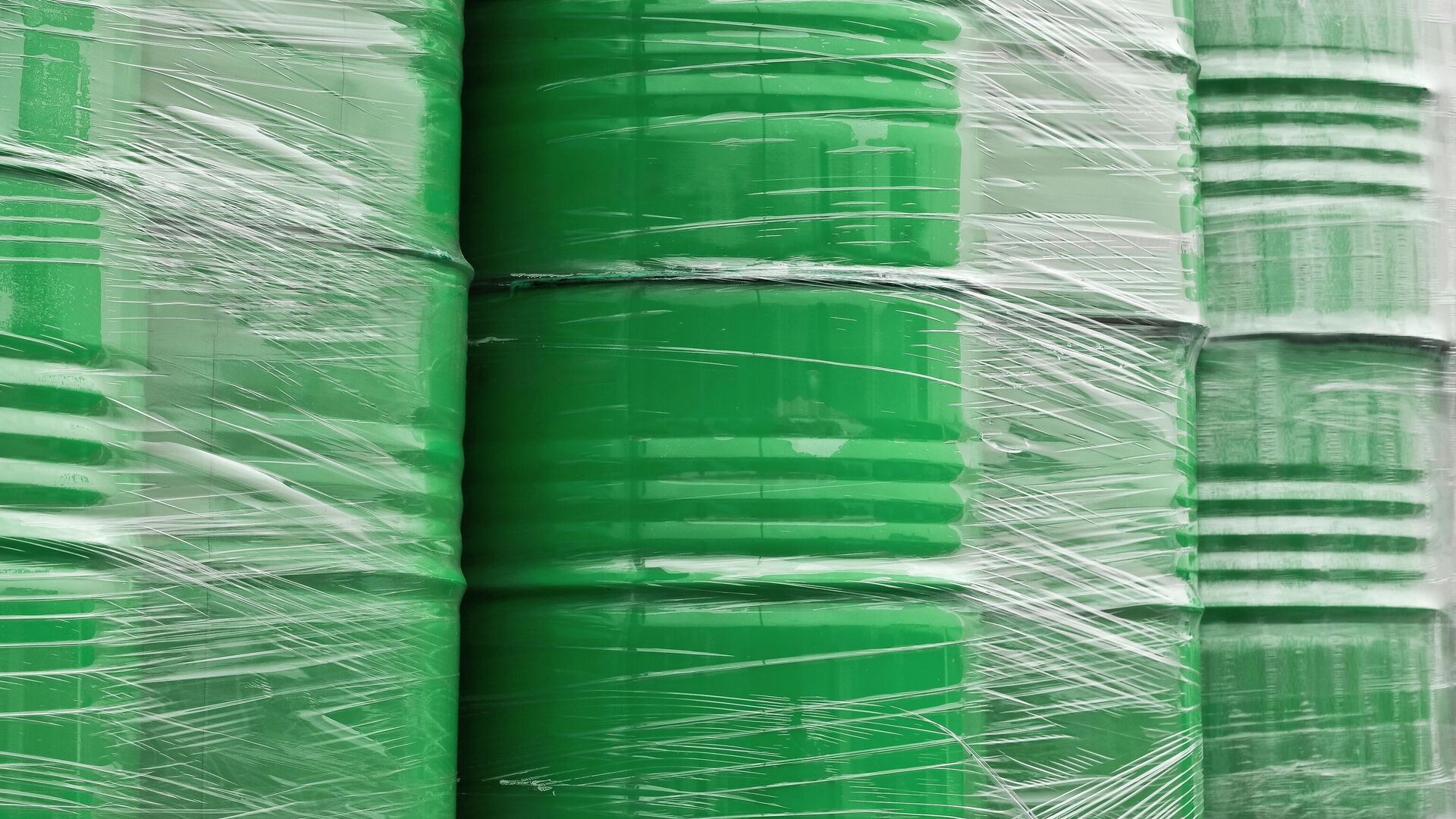 Бочки в пленке  - РИА Новости, 1920, 04.12.2025