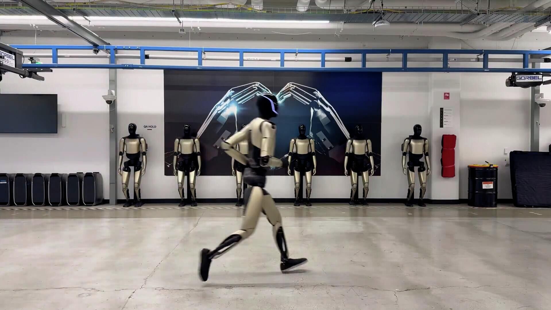 Человекоподобный робот Optimus от Tesla продемонстрировал способность к бегу - РИА Новости, 1920, 03.12.2025