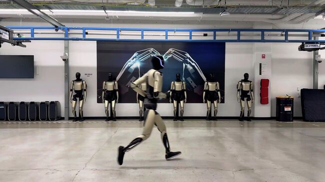 Человекоподобный робот Optimus от Tesla продемонстрировал способность к бегу