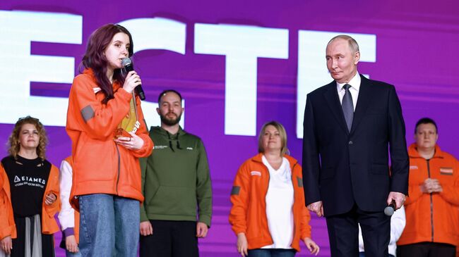 Президент РФ Владимир Путин и Анна Плужникова, получившая награду в номинации Волонтер года, на церемонии награждения победителей международной премии #МЫВМЕСТЕ. 3 декабря 2025