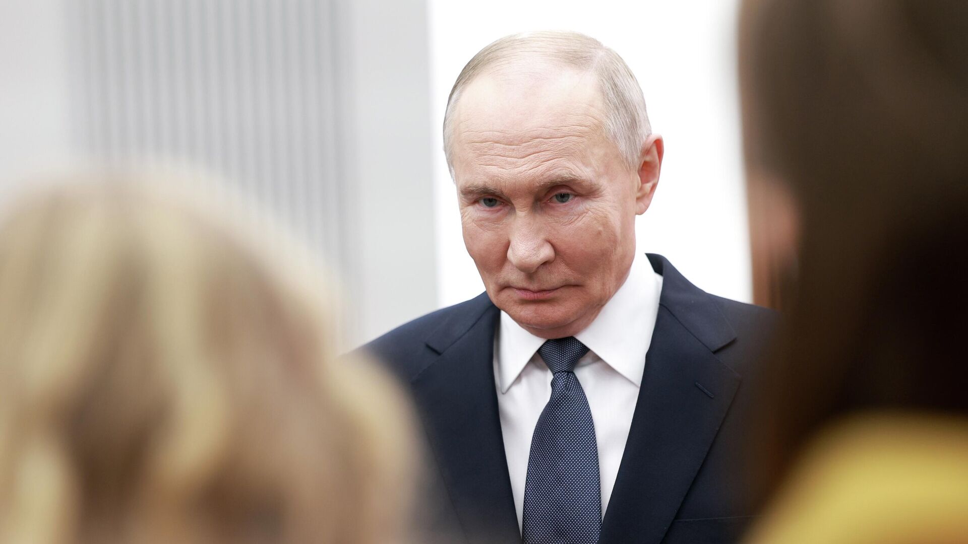 Президент РФ Владимир Путин на встрече с волонтерами на Международном форуме гражданского участия #МЫВМЕСТЕ. 3 декабря 2025 - РИА Новости, 1920, 03.12.2025