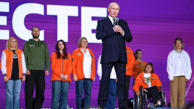 Это замечательный пример для всей страны. Путин о работе волонтеров