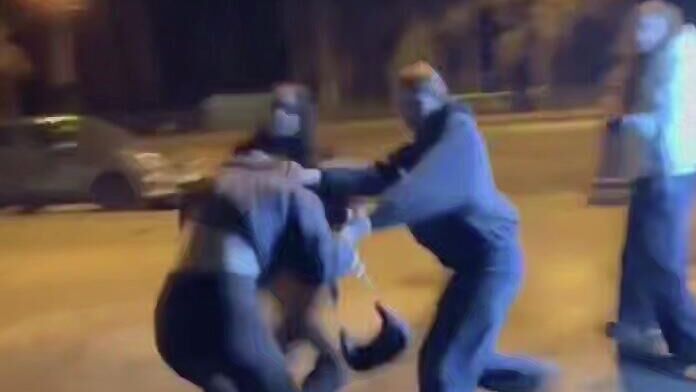 Драка с участем трех девочек-подростков на железнодорожном вокзале в Павловске. Кадр видео из соцетей - РИА Новости, 1920, 03.12.2025