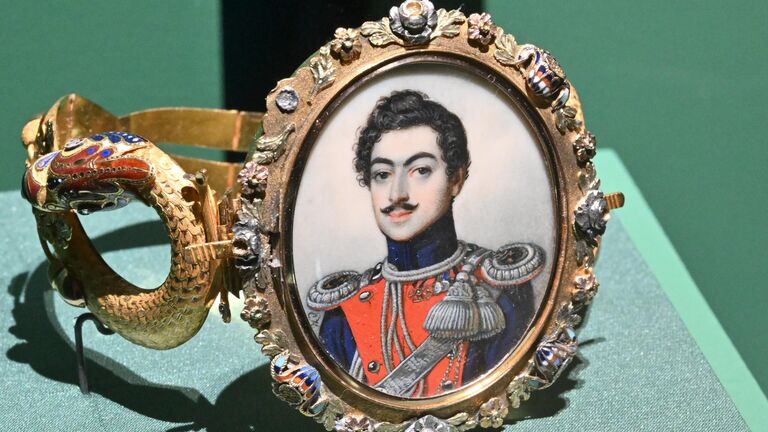 Экспонат Браслет на выставке Очарование красоты. Из истории ювелирных украшений в России во время пресс-показа в Государственном историческом музее в Москве Экспонат Браслет на выставке Очарование красоты. Из истории ювелирных украшений в России во время пресс-показа в Государственном историческом музее в Москве