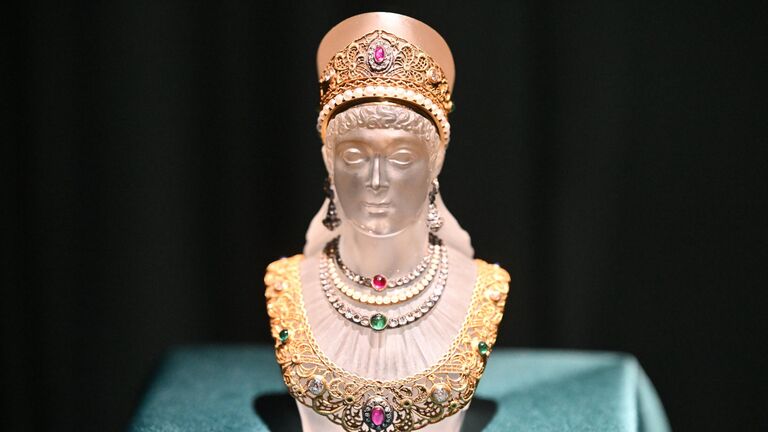 Экспонат Флакон для духов на выставке Очарование красоты. Из истории ювелирных украшений в России во время пресс-показа в Государственном историческом музее в Москве Экспонат Флакон для духов на выставке Очарование красоты. Из истории ювелирных украшений в России во время пресс-показа в Государственном историческом музее в Москве