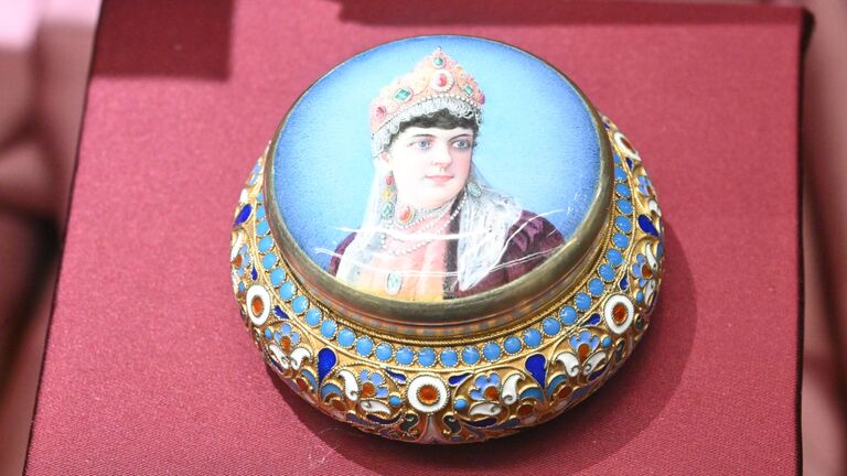 Экспонат Шкатулка на выставке Очарование красоты. Из истории ювелирных украшений в России во время пресс-показа в Государственном историческом музее в Москве Экспонат Шкатулка на выставке Очарование красоты. Из истории ювелирных украшений в России во время пресс-показа в Государственном историческом музее в Москве