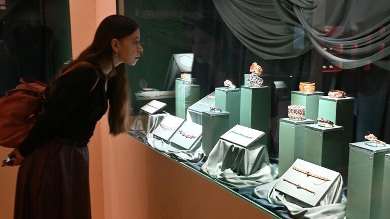 Выставка Очарование красоты. Из истории ювелирных украшений в России во время пресс-показа в Государственном историческом музее в Москве Выставка Очарование красоты. Из истории ювелирных украшений в России во время пресс-показа в Государственном историческом музее в Москве