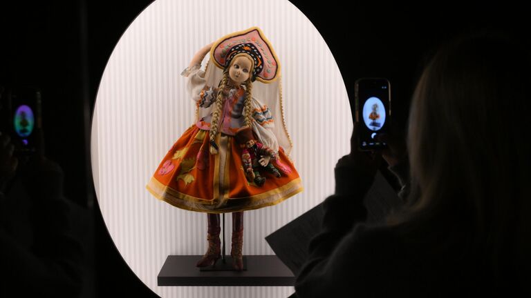 Экспонат на предварительном показе выставки Августейшие. Куклы, посвященной образу детства во второй половине XIX начале ХХ века, в Государственном музее изобразительных искусств имени А. С. Пушкина Экспонат на предварительном показе выставки Августейшие. Куклы, посвященной образу детства во второй половине XIX начале ХХ века, в Государственном музее изобразительных искусств имени А. С. Пушкина