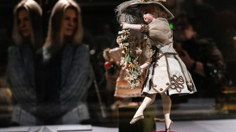 Экспонат на предварительном показе выставки Августейшие. Куклы, посвященной образу детства во второй половине XIX начале ХХ века, в Государственном музее изобразительных искусств имени А. С. Пушкина Экспонат на предварительном показе выставки Августейшие. Куклы, посвященной образу детства во второй половине XIX начале ХХ века, в Государственном музее изобразительных искусств имени А. С. Пушкина