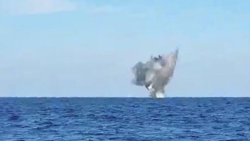 Румынские военные нейтрализовали  морской беспилотник. Кадр видео - РИА Новости, 1920, 03.12.2025