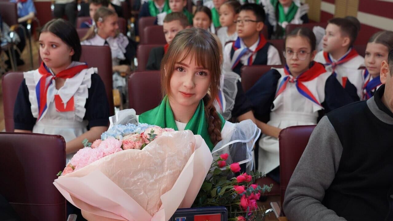 Школьница, которая спасла ребенка, оказавшегося на карнизе третьего этажа жилого дома в Уссурийске - РИА Новости, 1920, 04.12.2025