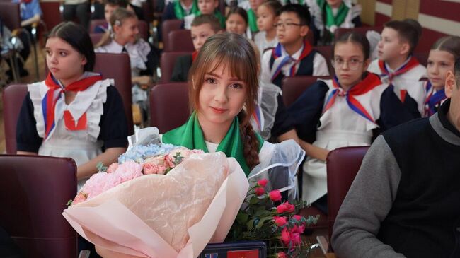 Школьница, которая спасла ребенка, оказавшегося на карнизе третьего этажа жилого дома в Уссурийске