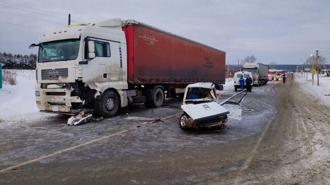 Последствия ДТП с легковым автомобилем Ока и грузовиком MAN в Красноярском Крае