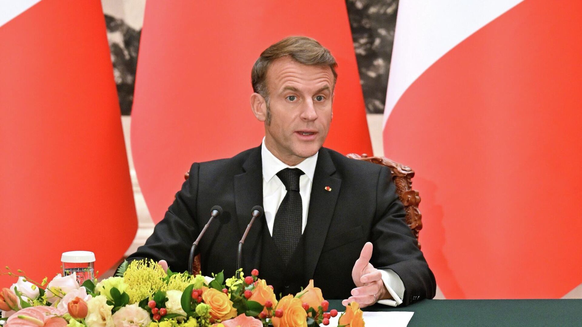 Президент Франции Эммануэль Макрон во время встречи с председателем КНР Си Цзиньпином. 4 декабря 2025 - РИА Новости, 1920, 04.12.2025