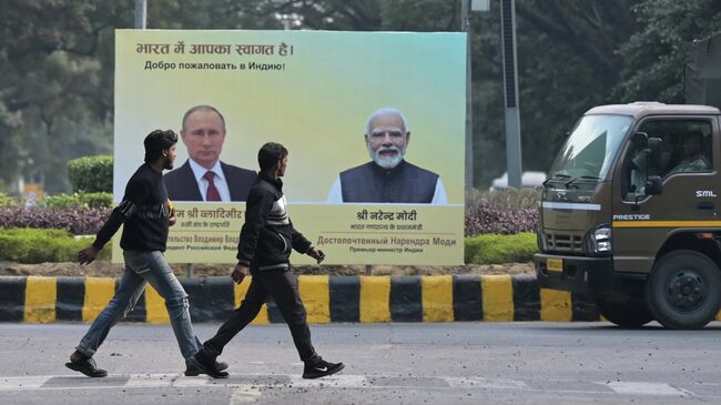 Билборд с портретами президента России Владимира Путина и премьер-министра Индии Нарендры Моди в Нью-Дели, Индия