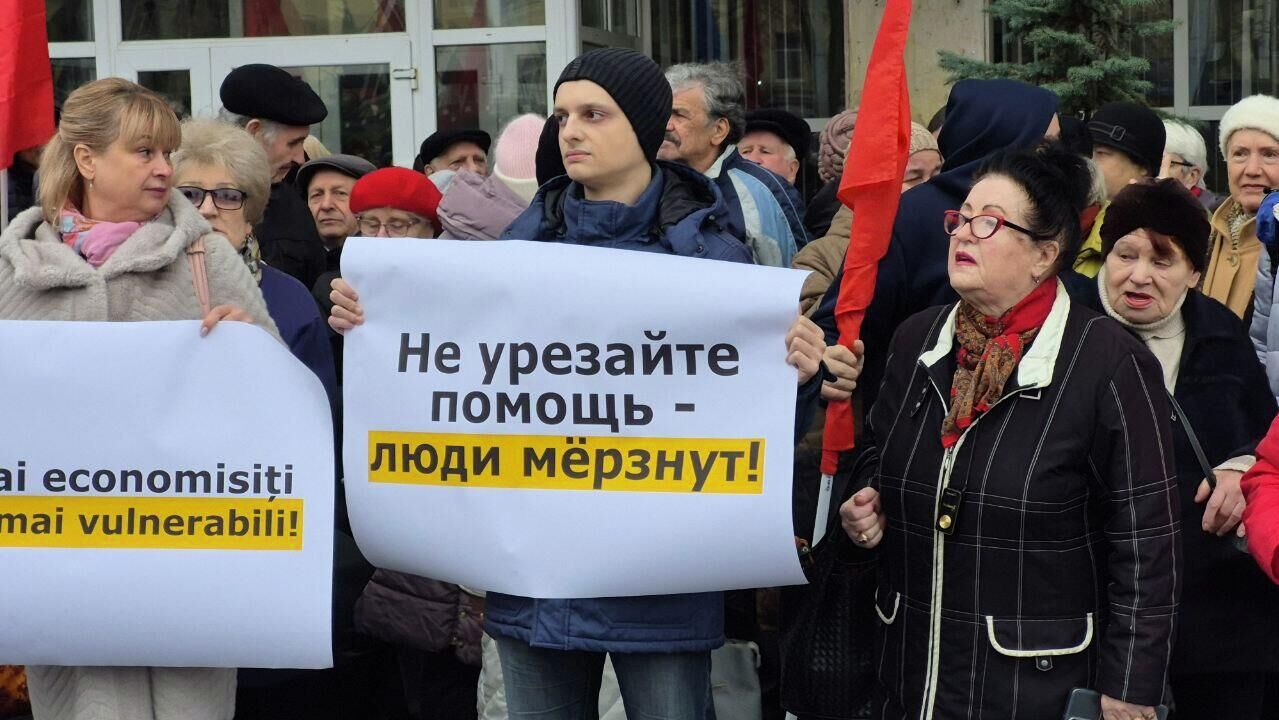 Акция протеста перед зданием Минтруда и социзащиты в Кишиневе Акция протеста перед зданием Минтруда и социзащиты в Кишиневе - РИА Новости, 1920, 04.12.2025