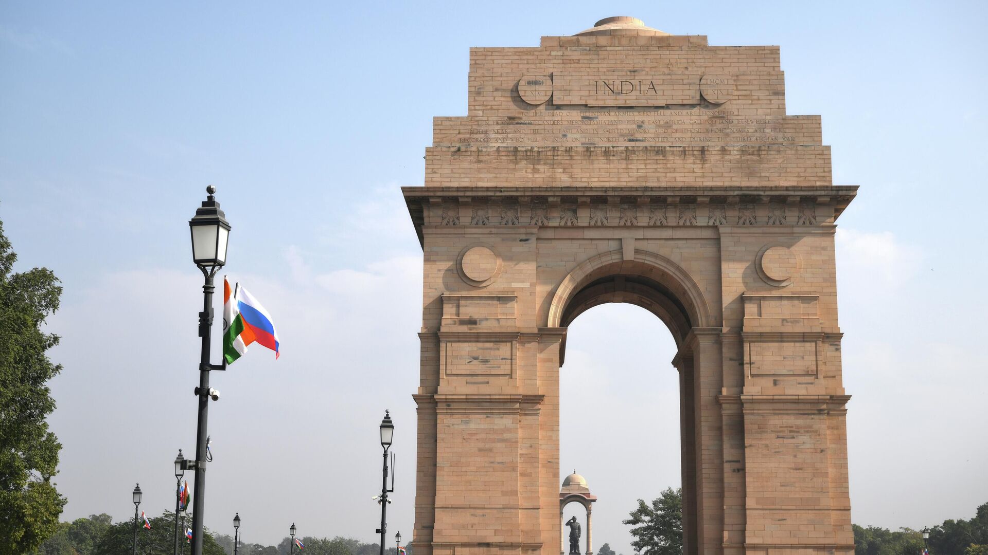 Флаги России и Индии у монумента Ворота Индии в Нью-Дели - РИА Новости, 1920, 05.12.2025