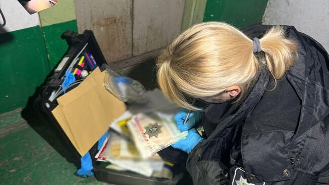 Сотрудники полиции Украины на месте взрыва гранаты в жилом доме в Одессе