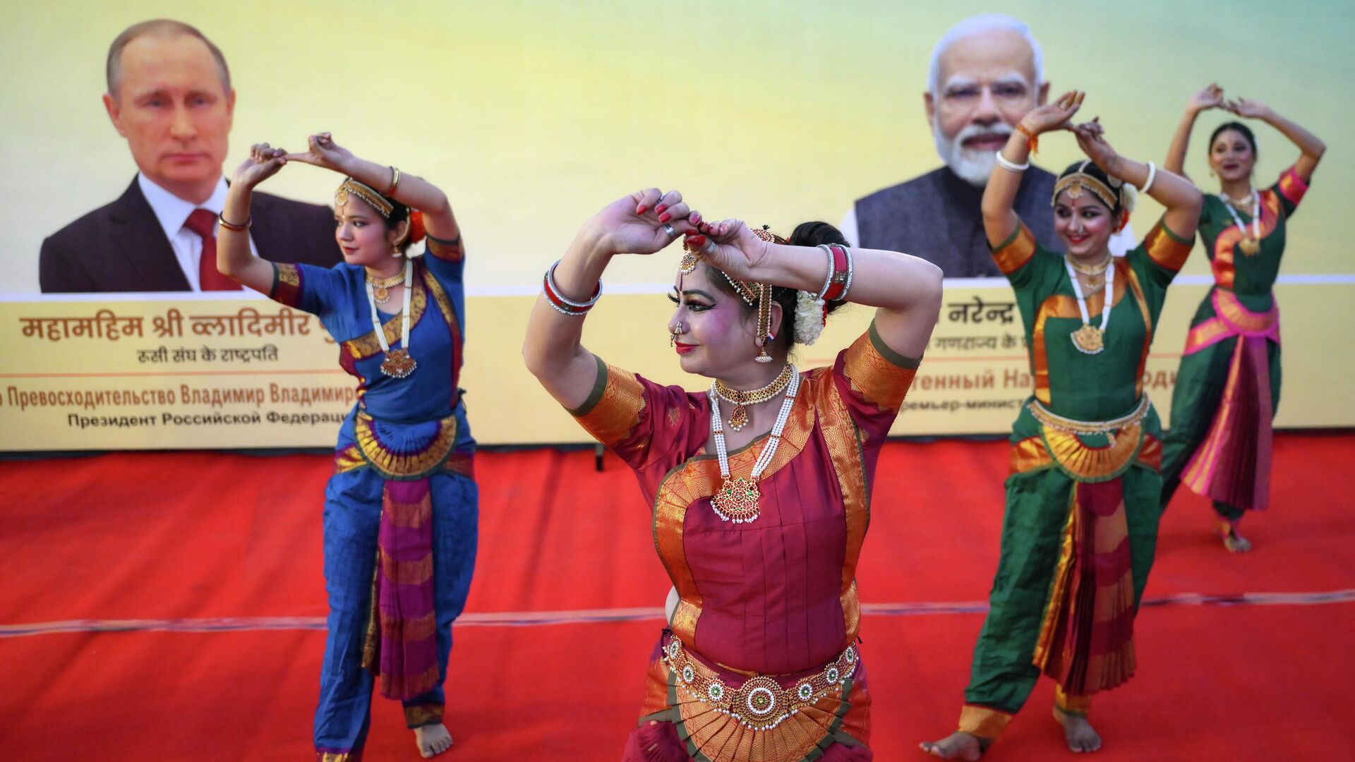 Индийские танцовщицы встречают прибывшего с государственным визитом в Индию президента РФ Владимира Путина на авиабазе ВВС Индии Палам - РИА Новости, 1920, 05.12.2025