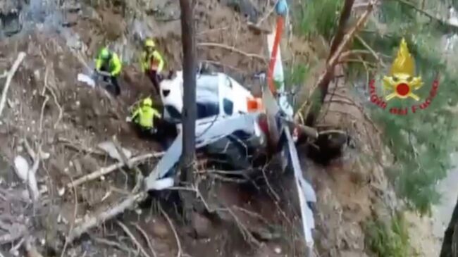 Пожарные на месте крушения вертолета в Ломбардии, Италия. Кадр видео