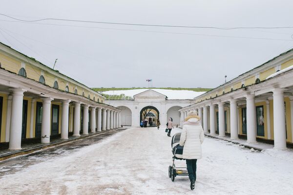 Прохожие возле торговых рядов в Костроме Прохожие возле торговых рядов в Костроме