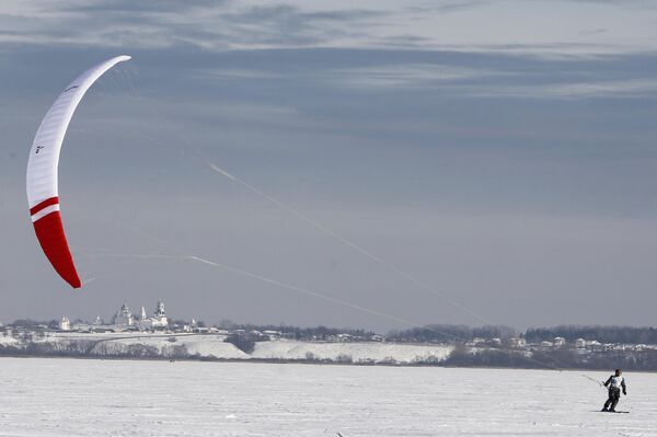 Сноукайтинг в Переславле-Залесском Сноукайтинг в Переславле-Залесском