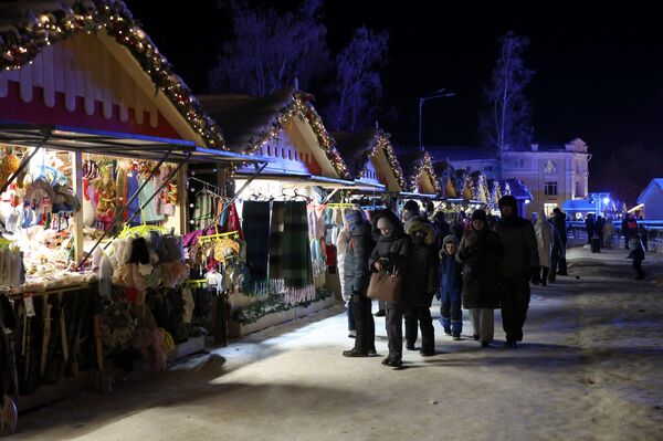 Люди на ярмарке в Суздале Люди на ярмарке в Суздале