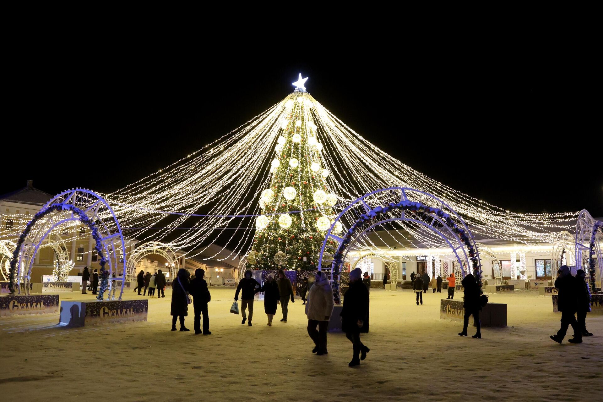 Главная городская елка на Торговой площади в Суздале Главная городская елка на Торговой площади в Суздале