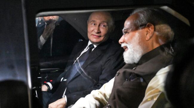 Президент РФ Владимир Путин и премьер-министр Индии Нарендра Моди во время встречи на авиабазе ВВС Индии Палам. 4 декабря 2025